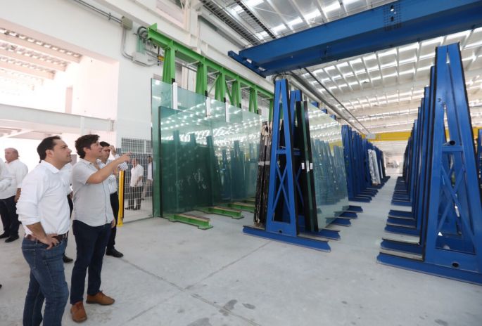 Mauricio Vila Dosal visita las instalaciones de la nueva y moderna planta de Vidrios Millet