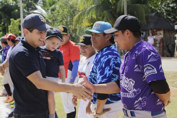 El alcalde Diego Ávila tiene un domingo de impulso al deporte en Tekax