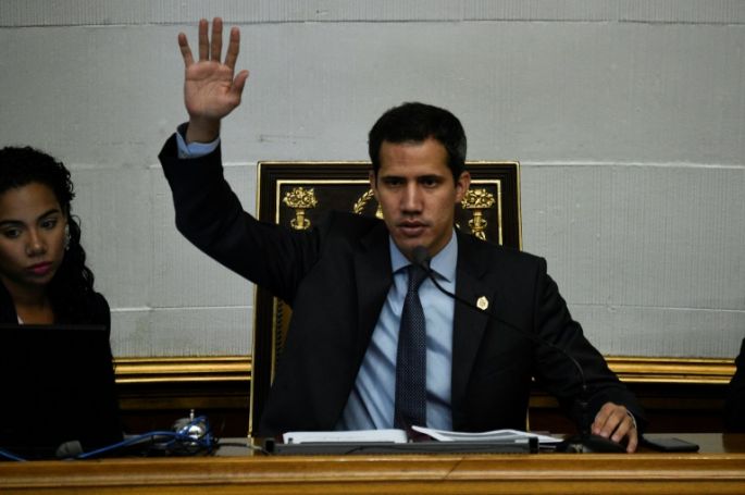 Guaidó bajo amenaza de arresto acusado de usurpar funciones de Maduro