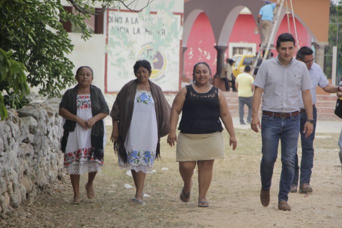 El alcalde de Tekax, Diego Ávila, supervisa obras de mejoramiento en la comisaría de Kinil