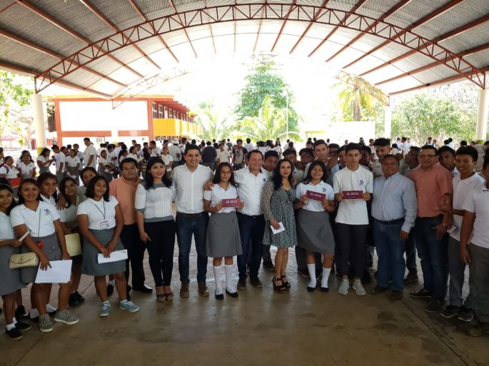 Inició el alcalde Diego Ávila los programas "Sembrando Vida" y el de becas "Benito Juárez" en Tekax