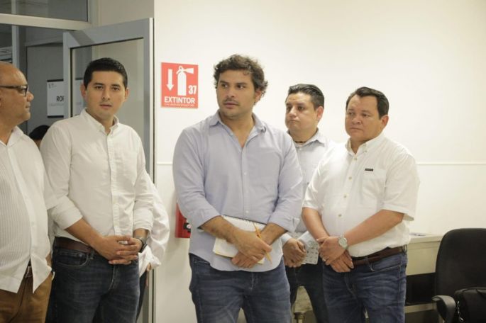Diego Ávila recorre el Hospital General de Tekax con funcionarios federales, la salud es prioridad