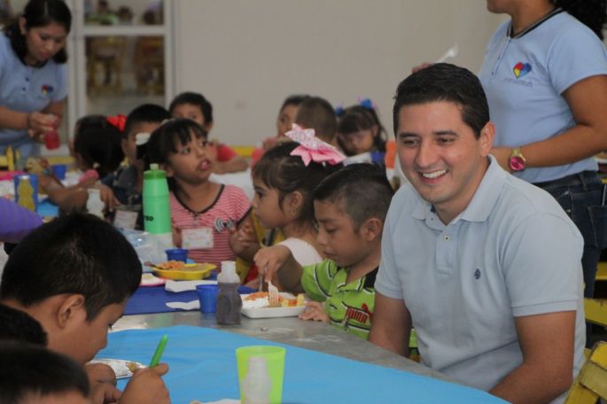 El alcalde de Tekax, Diego Ávila, festeja a los infantes del Centro de Atención a Niños con Autismo