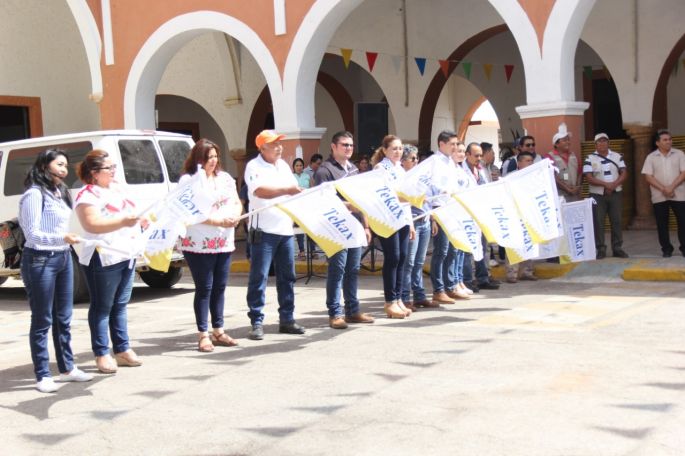 El alcalde Diego Ávila da el banderazo de salida de la campaña de descacharrización en Tekax