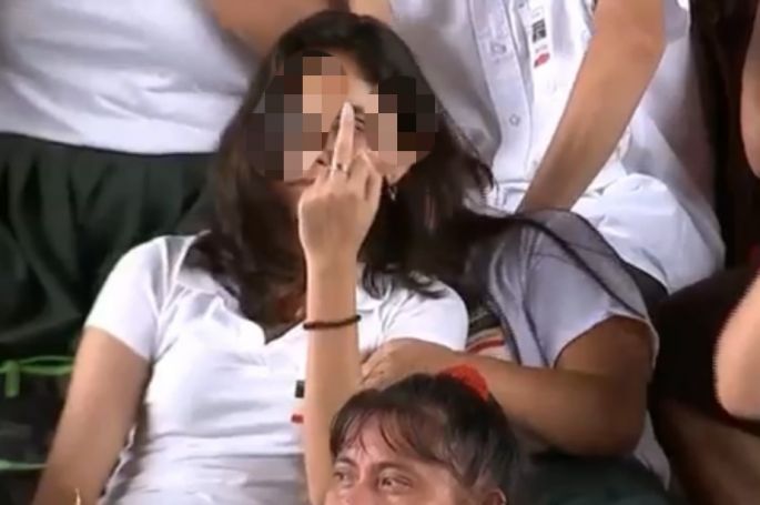 La jovencita con el dedo medio acusador, en un mitin de López Obrador en Mérida