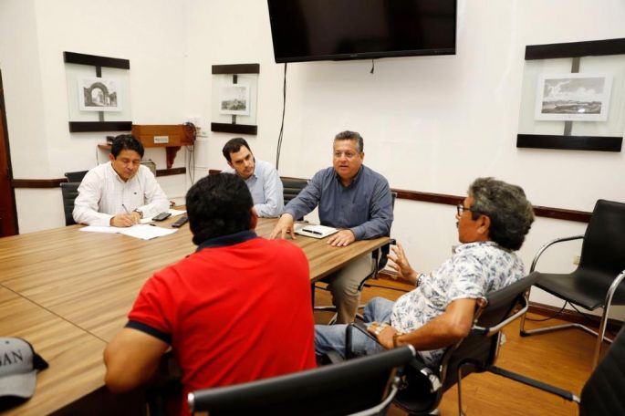 Vendedores ambulantes desalojados protestan en Palacio Municipal; dialogan con el Secretario de la comuna