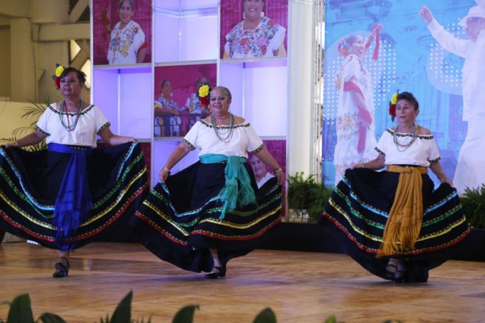 Alegría, talento y servicios de calidad destacan en el primer día de la Expo Adulto Mayor