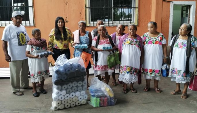 La presidenta municipal de Tinum, Natalia Mis Mex, entrega apoyos a personas vulnerables