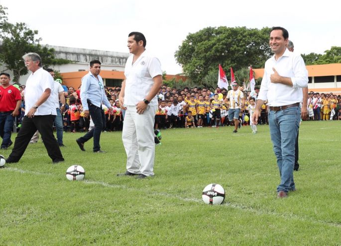 Vila le hace el "feo" a Renán; en política la forma es fondo