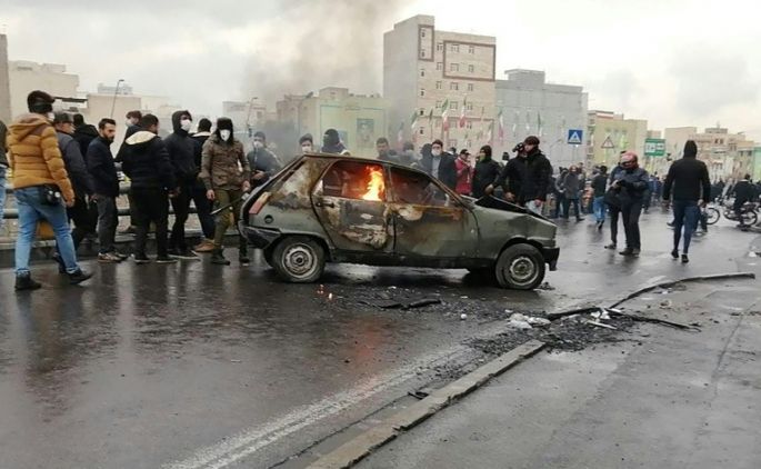 Un muerto en manifestaciones en Irán contra el aumento del precio de la gasolina