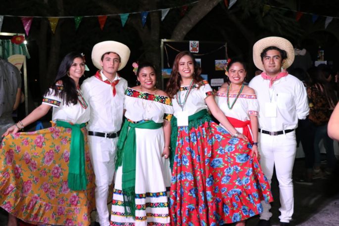 Estudiantes nacionales y extranjeros muestran su cultura en la sexta Feria de la Diversidad Cultural