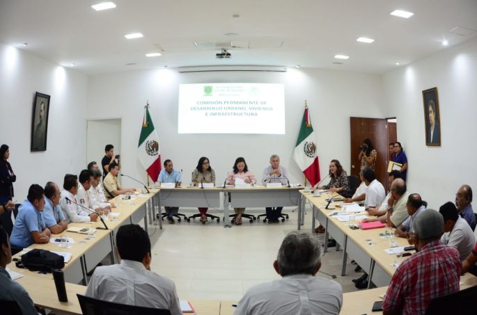 Mototaxistas y Diputados se reúnen en el Congreso del Estado