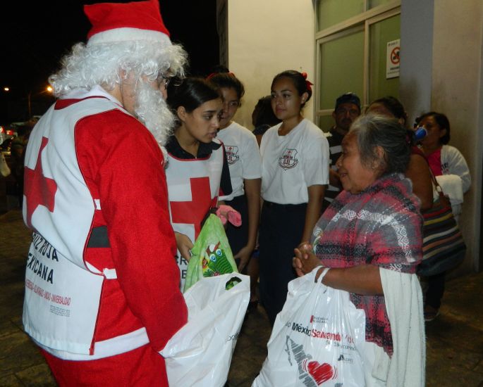 Voluntarios de Cruz Roja  Yucatán entregan alimentos, cobijas y juguetes a personas en situación vulnerable
