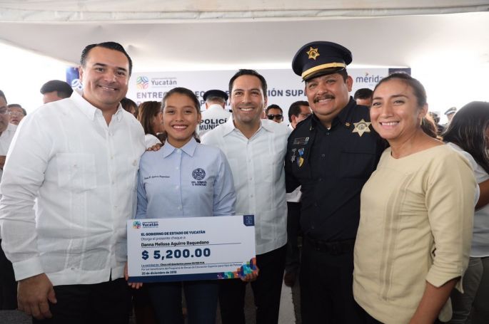 Entregan becas económicas a hijos de agentes de la Policía Municipal de Mérida