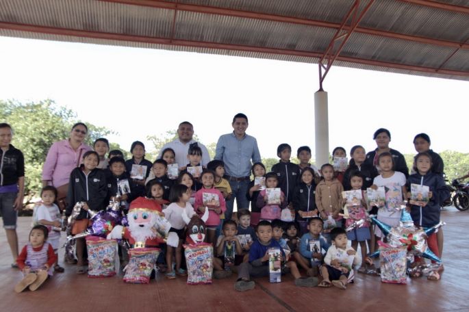 Alcalde de Tekax reparte juguetes a los niños de las comisarías