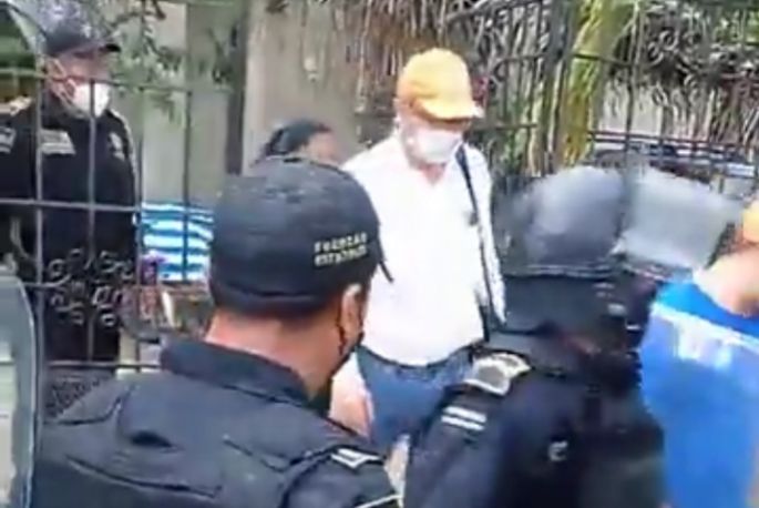 Ex candidata de MORENA en Tinum secuestra a funcionarios estatales