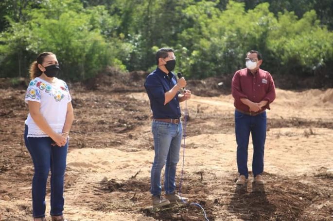 El alcalde Diego Ávila coloca la primera piedra del Banco del Bienestar en Tekax
