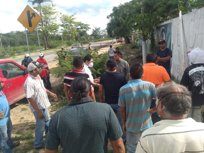 Transportistas presuntamente de la CTM bloquean en Valladolid las oficinas de la empresa que construye el Tren Maya