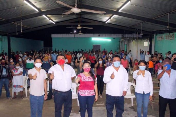 Alcalde de Tixmehuac promueve el voto por su sobrina con recursos públicos 