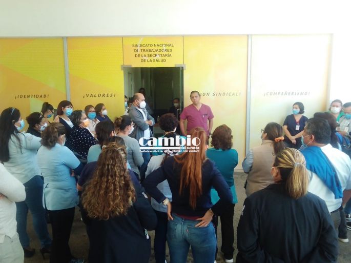 Protestas en el Hospital Regional de Alta Especialidad, políticos se benefician con la vacuna Covid