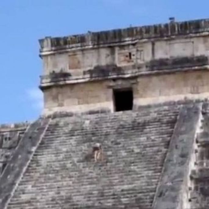 Le saldrá caro a la turista tijuanense subir al Castillo de Chichén Itzá  