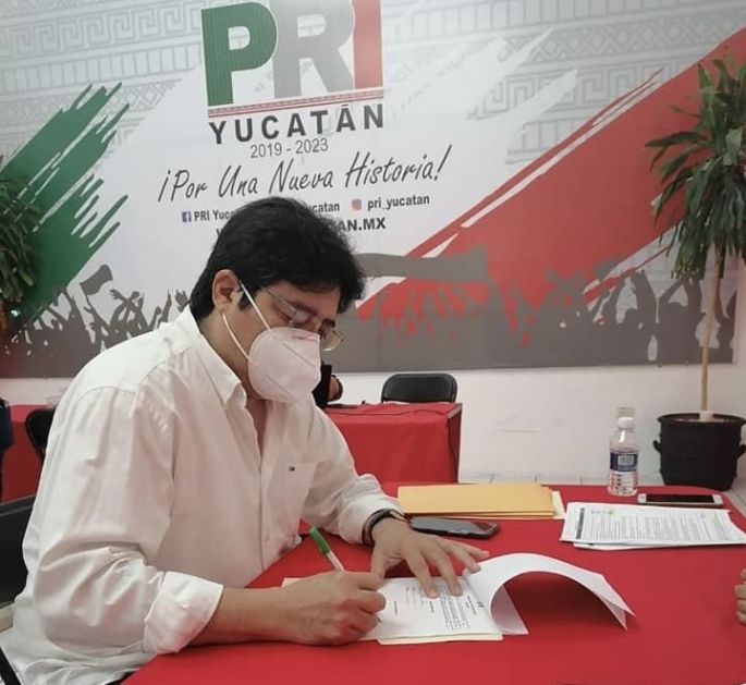 Fernando Romero Ávila se inscribe por el PRI para candidato a la alcaldía de Tekax