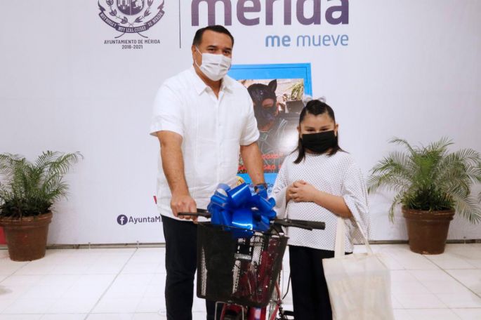 El alcalde Renán Barrera premia a los niños ganadores del concurso “Nombra al Jaguar”