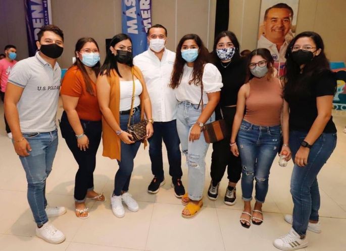 De ustedes depende el futuro de Mérida, señala Renán Barrera a primeros votantes
