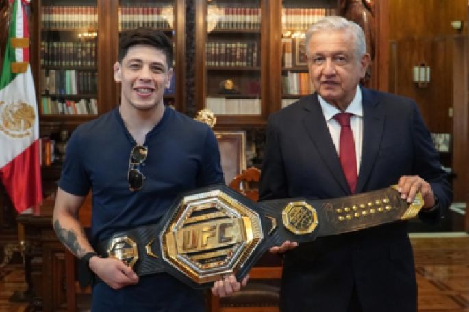 Brandon Moreno, campeón de la UFC, visita a AMLO en Palacio Nacional 