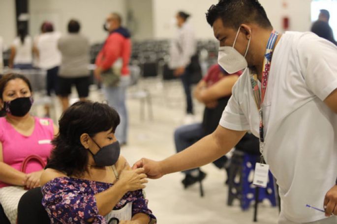 Arranca aplicación de segundas dosis contra el Coronavirus de la farmacéutica Pfizer a personas que viven en Mérida
