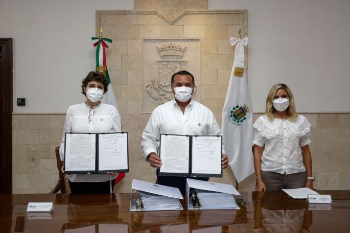 En un acto histórico, el alcalde Renán Barrera firma el acta de entrega-recepción de la administración municipal