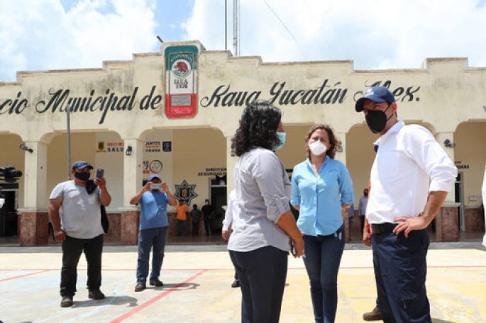 El Gobernador Mauricio Vila continúa recorriendo el estado para constatar los daños y apoyar a las familias yucatecas afectadas por Grace 