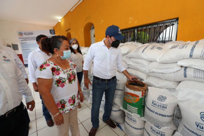 El Gobernador Mauricio Vila distribuye apoyos para familias del campo yucateco afectadas por el paso del huracán “Grace”
