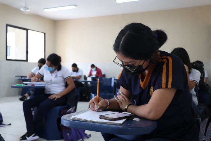 Vuelven a las aulas en preparatorias de la UADY  