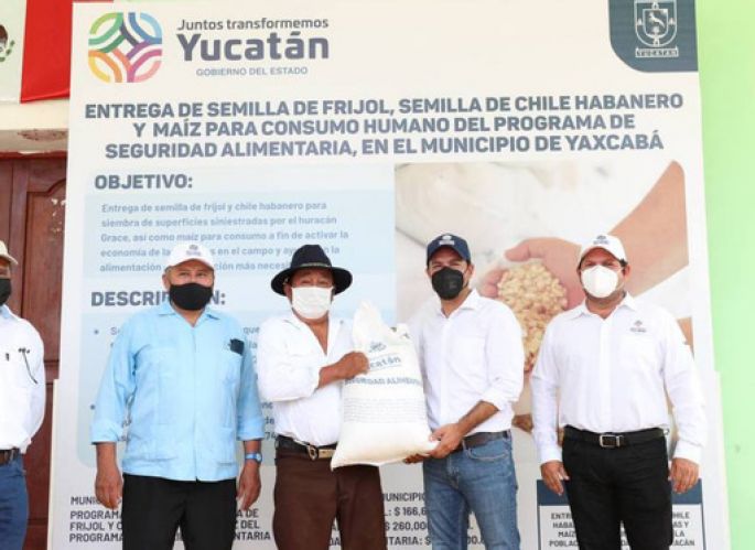 Continúa la entrega de apoyos a productores y familias del campo yucateco