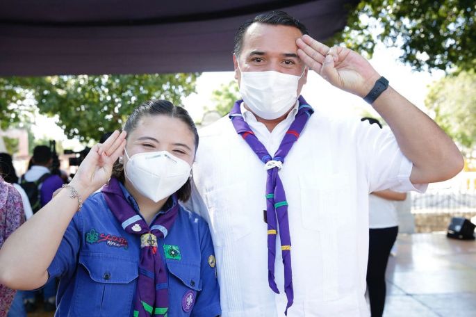 Renán Barrera felicita a joven escultista por emprender trabajo altruista en beneficio de las familias del municipio