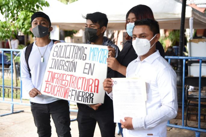 Jóvenes estudiantes piden mejorar la infraestructura educativa 