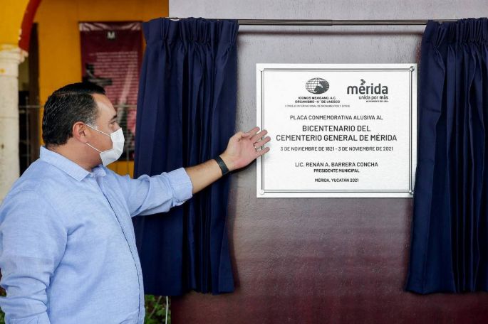 El alcalde Renán Barrera devela placa conmemorativa por los 200 años del Cementerio General de Mérida