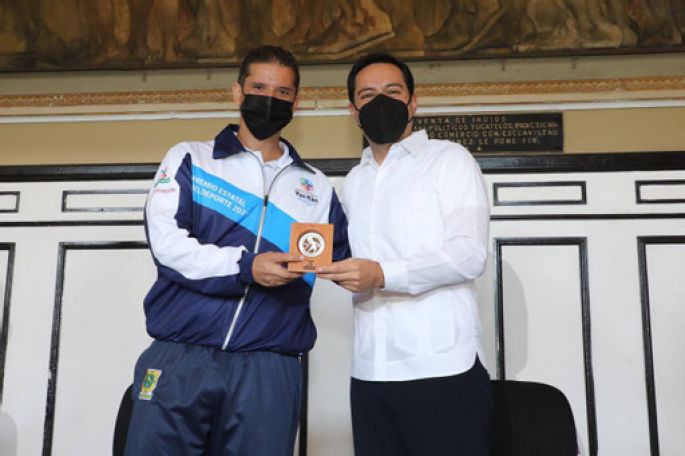 Entregan el Premio Estatal del Deporte 2021 al triple Corona de Aguas Abiertas, Carlos Franco Cantón