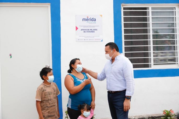 El Alcalde Renán Barrera entrega ocho viviendas a familias afectadas por incendio en Dzununcán