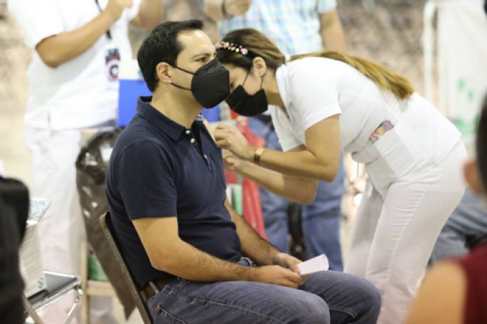 El Gobernador Mauricio Vila Dosal acude a recibir la vacuna de refuerzo contra el Coronavirus 