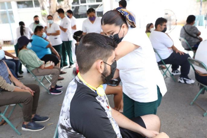 Comienzan a recibir dosis del refuerzo contra el Coronavirus, personas de 18 a 39 años de 17 municipios