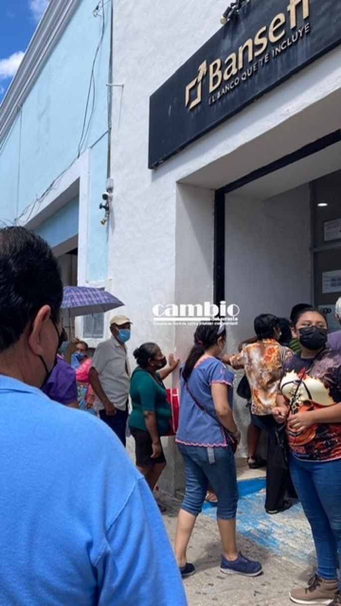 Enorme fila para cobrar pensiones en Bansefi