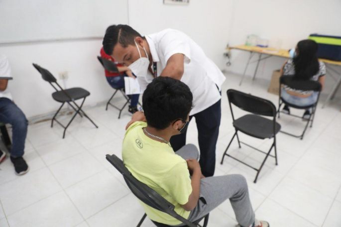Adolescentes con comorbilidades, comienzan a recibir dosis de refuerzo contra el Coronavirus