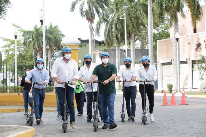 El Alcalde Renán Barrera Concha inaugura recorridos de scooters eléctricos en Paseo de Montejo
