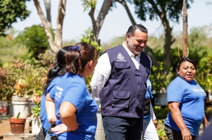 El Alcalde Renán Barrera entrega herramientas a mujeres del Vivero Municipal para mejorar el cuidado de plantas y árboles que embellecen la ciudad