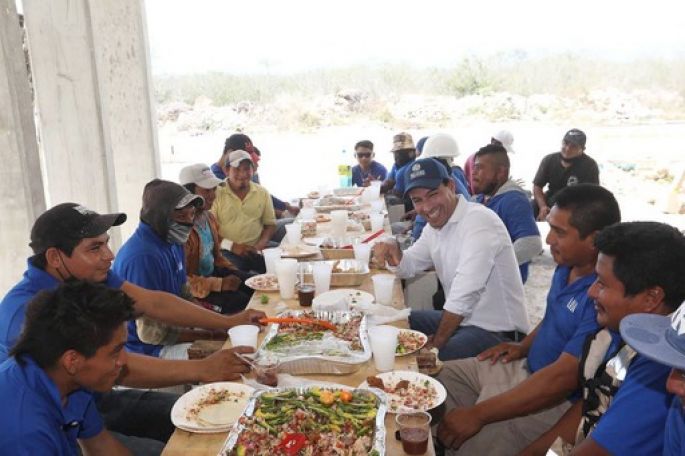 Vila se echa un taco con albañiles por el Día de la Santa Cruz
