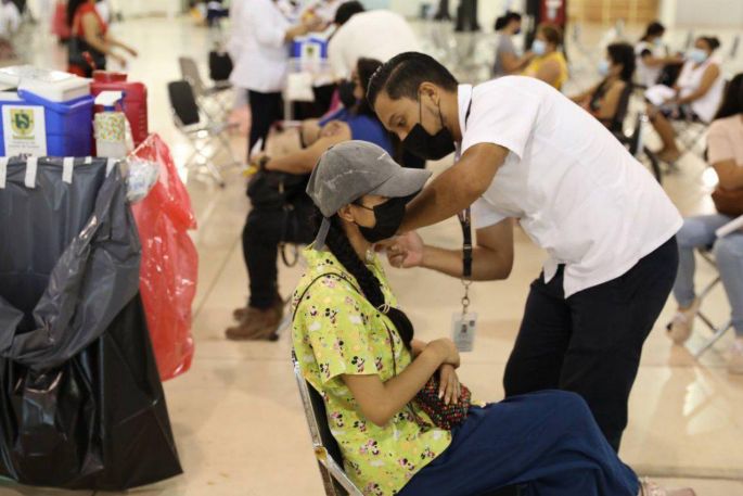 Acuden personas de 18 a 39 años de Mérida a recibir la cuarta dosis de refuerzo contra el Coronavirus