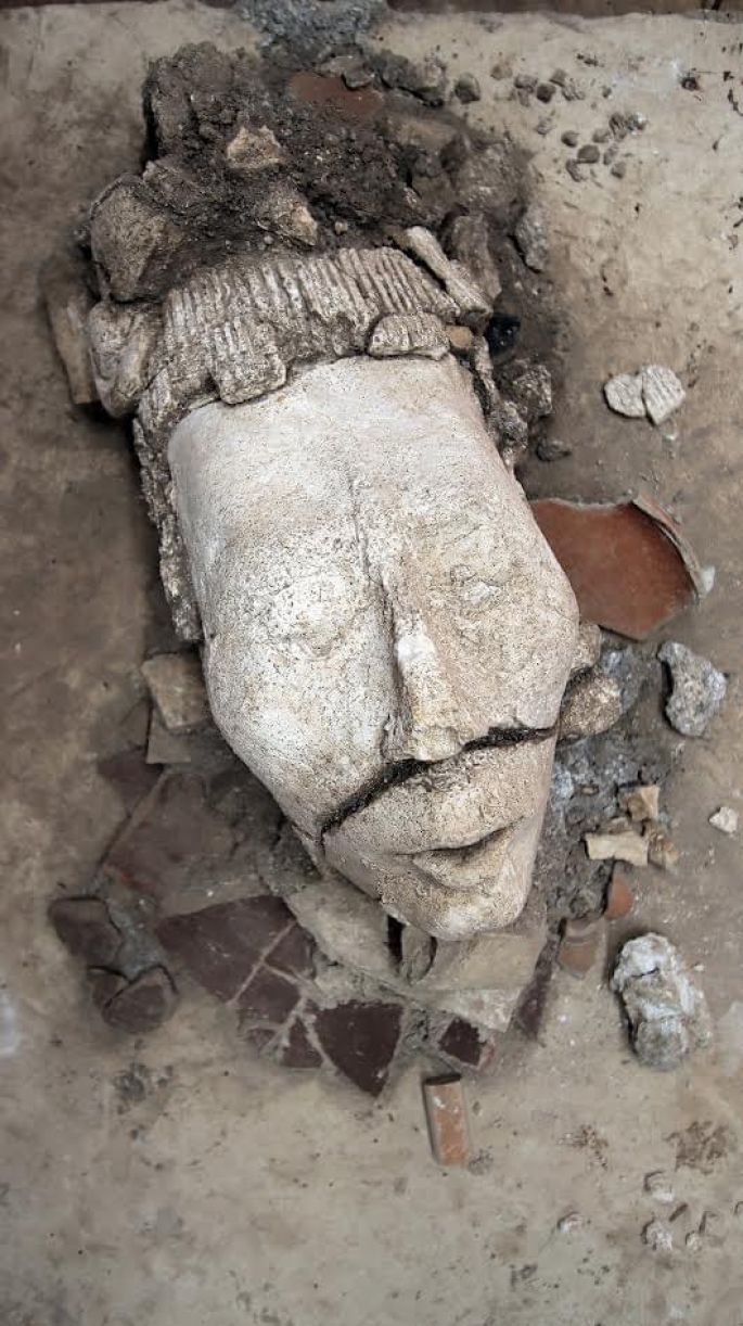 Descubren en Palenque una cabeza estucada del joven dios del maíz de más de 1300 años de antigüedad, vinculada a un depósito ritual