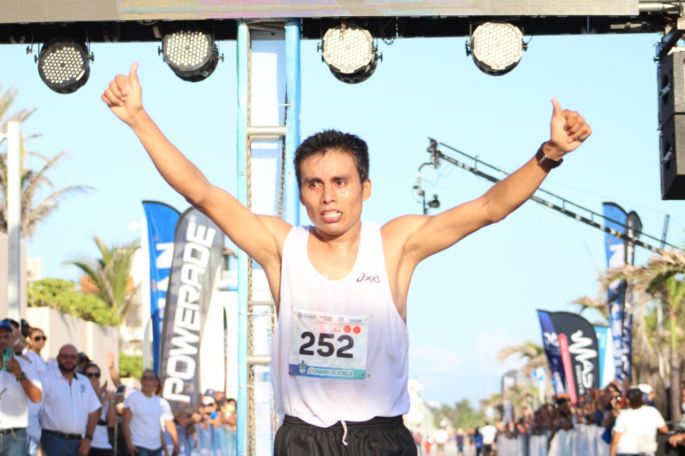 Cornelio López gana el Maratón de la Marina 2022